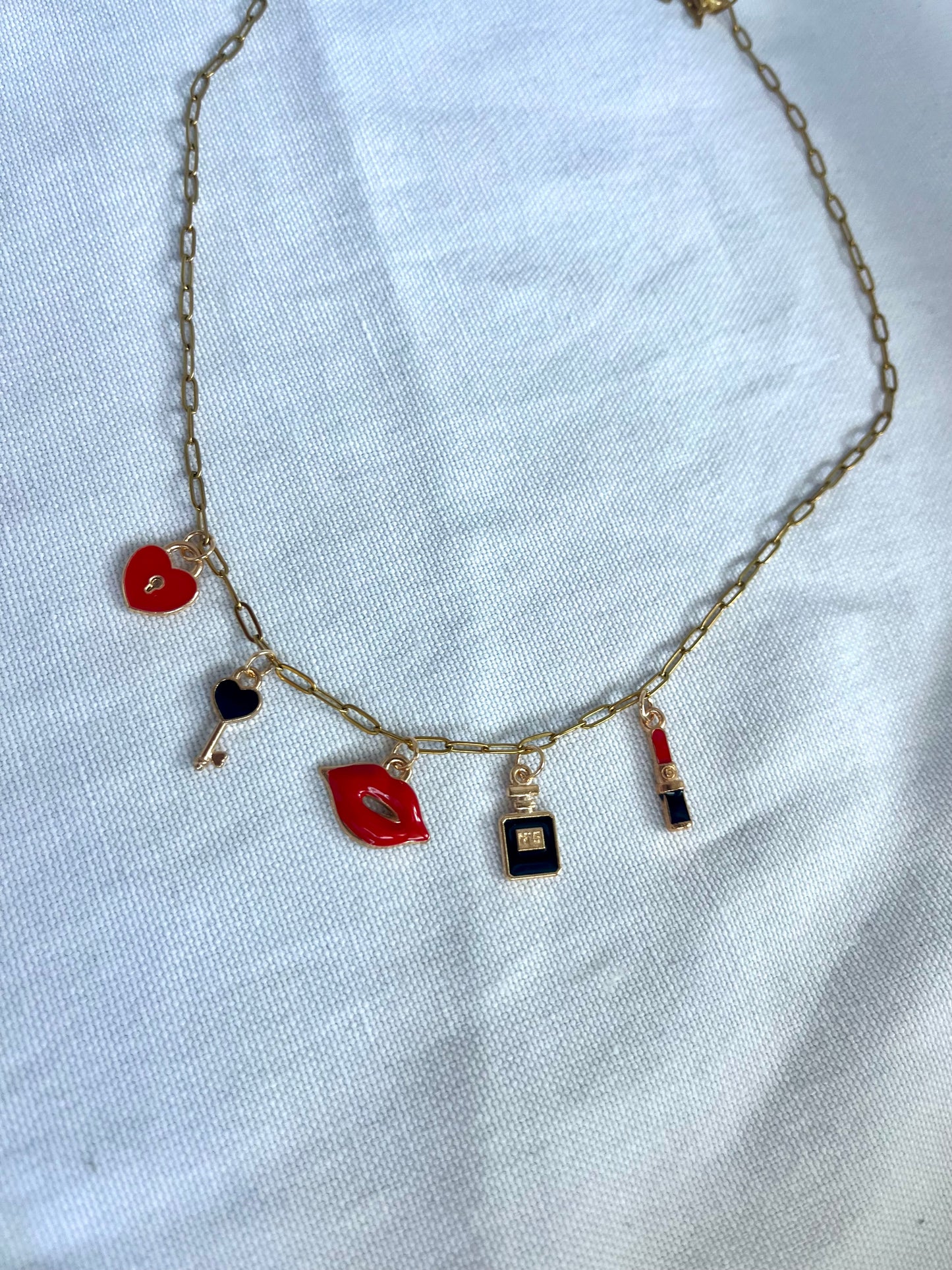 COLLIER KISS AND TELL