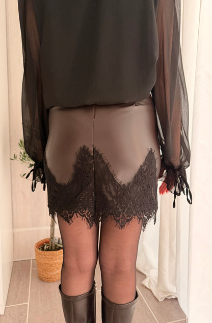 Jupe Simili Cuir Chocolat – Élégance & dentelle