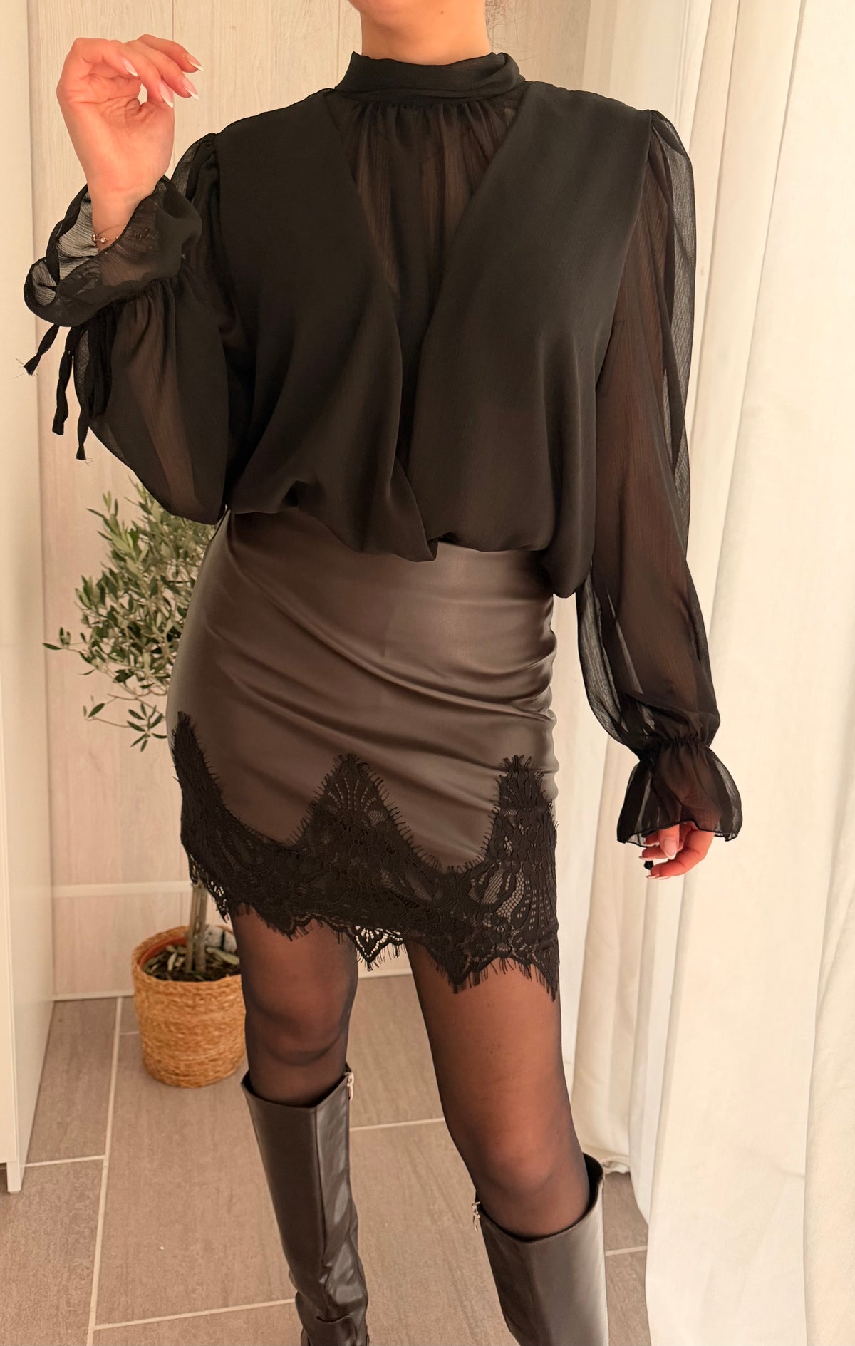 Jupe Simili Cuir Chocolat – Élégance & dentelle
